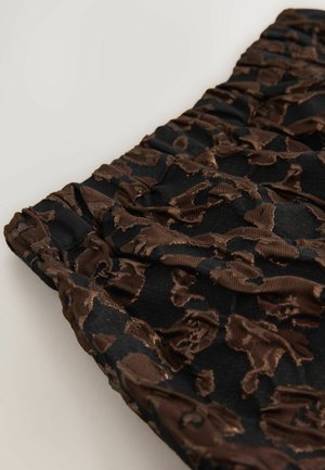 Schwarzer Stoff mit einem braunen Leopardenmuster, das eine strukturierte Oberfläche aufweist. Geschopptes Design oben mit Gummi für Dehnbarkeit.