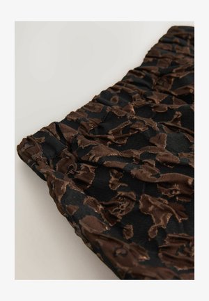 Melna auduma ar brūnu leoparda rakstu, ar teksturētu apdari. Augšpusē savākta konstrukcija ar elastīgu materiālu stretchēšanai.