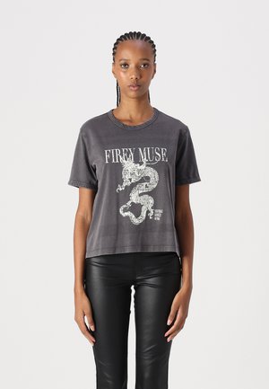 Grå kortermet t-skjorte med et hvitt dragegrafikk og teksten "FIREY MUSE." Rund hals, korte ermer og en avslappet passform.