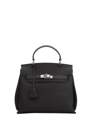 Czarna skórzana torebka z uchwytem u góry, srebrnym zapięciem na obrotowy zatrzask i zawieszką z kluczykiem ze skóry, na białym tle.