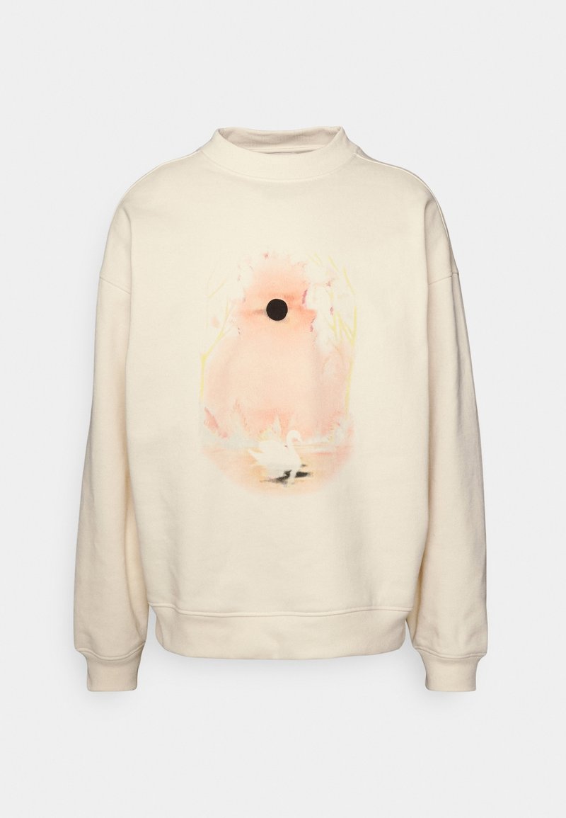 Sudadera color crema con cuello simulado, que presenta un estampado en estilo acuarela de un cisne y formas abstractas en suaves tonos de rosa y amarillo.