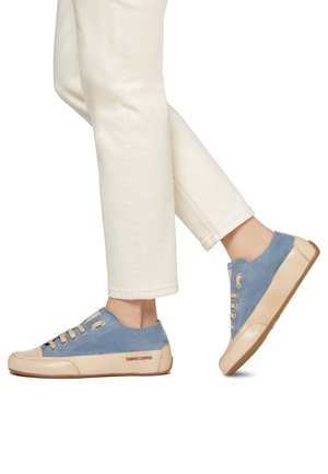 Sneakers in suede blu chiaro con accenti e lacci beige, dotati di suola in gomma e nome del marchio "Candice Cooper" sul lato.
