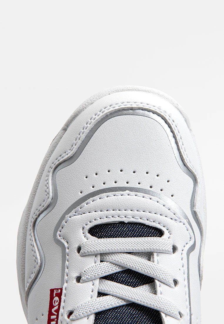 Weiße Leder Sneaker mit grauen Akzenten, strukturierten Details, Perforationen an der Zehenpartie und marineblauen Schnürsenkeln. Enthält ein markiertes rotes Etikett an der Seite.