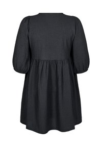 Tunique noire texturée avec un col rond, des manches bouffantes et une ligne d'ourlet évasée. Le matériau semble léger et légèrement froissé.