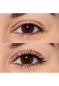 Gros plan de deux yeux marron. L'œil du haut a des cils naturels ; l'œil du bas présente des cils plus longs et plus fournis avec une courbure définie.