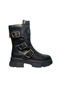 Stivale alla caviglia in pelle nera con tre fibbie metalliche, punta rotonda, suola chunky e logo impresso sul lato esterno. Texture liscia.