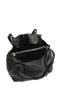 Sac à main en cuir noir avec deux poignées, surface texturée et une poche zippée à l'intérieur. Design ouvert pour un accès facile.
