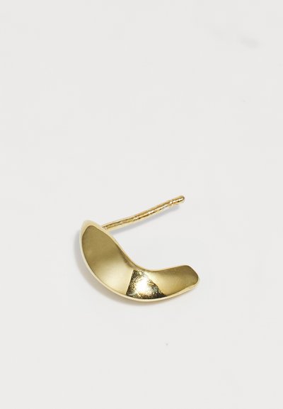 Pendiente de oro con un diseño curvado y suave. Presenta un post delgado y texturizado para la sujeción. Superficie reflectante con un acabado pulido.