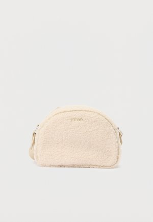 Malá krémová půlkruhová crossbody taška s měkkou texturovanou látkou a zlatým logem "HUGO" na přední straně.