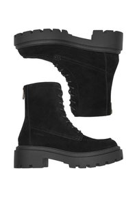 Schwarze Ankle-Boots aus Wildleder mit klobiger schwarzer Sohle, Schnürung vorne und seitlichem Reißverschluss. Strukturiertes Obermaterial und ausgeprägtes Profil am Absatz.