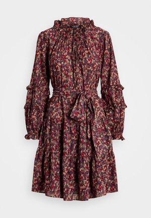 Robe à imprimé floral avec manches longues à volants, col haut froncé, ceinture nouée à la taille et jupe à volants dans des tons rouge foncé, violet et beige.