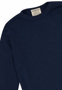 Maglietta a maniche lunghe blu navy realizzata in cotone con una texture liscia e collo a coste. Etichetta di cura visibile sulla parte superiore del colletto.