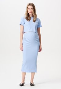 Jasnoniebieski prążkowany komplet składający się z krótkiego t-shirtu i dopasowanej spódnicy midi. Miękka tekstura, krótkie rękawy i gładka sylwetka.