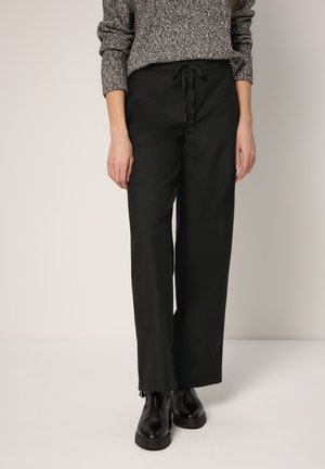 - Spodnie materiałowe