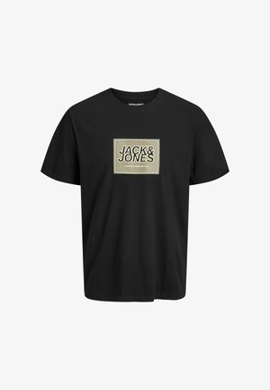 Fekete pamut póló, amelyen világoszöld téglalap alakú logó található "JACK&JONES" felirattal és texturált háttérrel. Rövid ujjú, kerek nyakú.