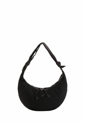 Czarna, teksturowana torebka na ramię w kształcie półksiężyca z supełkowanym paskiem i zamkiem błyskawicznym na górze, pośrodku.