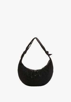 Bolso de hombro negro con textura en forma de media luna, con una correa anudada y cierre de cremallera en la parte superior central.