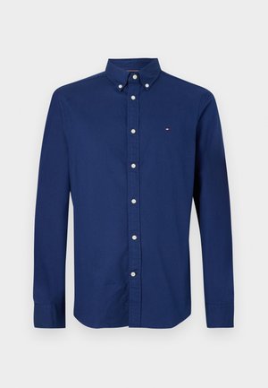 Marineblaue Langarm-Hemd aus Baumwolle mit Knopfleiste, ausgestattet mit einem Button-Down-Kragen und kleinem Logo auf der linken Brust. Glatte Textur.