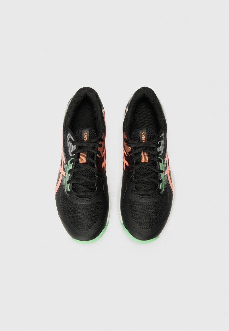 Scarpe da ginnastica nere con parte superiore in rete, caratterizzate da dettagli verdi e corallo, e una suola testurizzata. Logo sulla linguetta e sul lato.