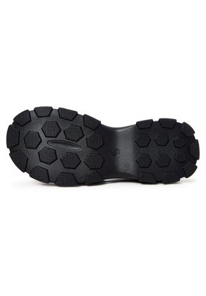 Zwarte rubberen schoenzool met een hexagonaal loopvlakpatroon, gekenmerkt door verhoogde grip voor tractie en een glad centraal gebied.