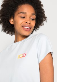 Levi's® GRAPHIC CLASSIC TEE - T-shirt estampada - pop color/arctic ice