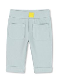 Lichtblauwe geribde broek met een zachte textuur, voorzien van een gele logo-patch, twee achterzakken en opgerolde mouwen.