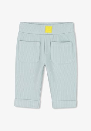 Lichtblauwe geribde broek met een zachte textuur, voorzien van een gele logo-patch, twee achterzakken en opgerolde mouwen.
