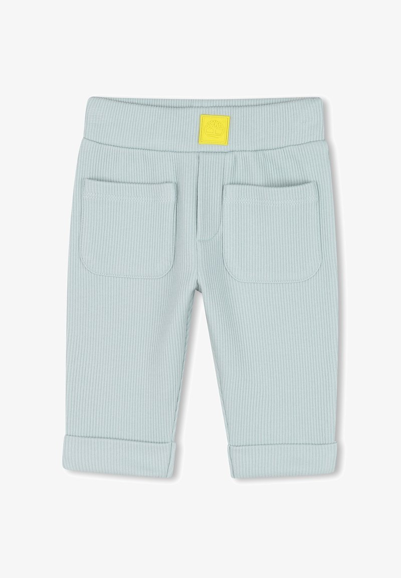 Lichtblauwe geribde broek met een zachte textuur, voorzien van een gele logo-patch, twee achterzakken en opgerolde mouwen.