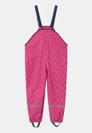 Pink børne vandtætte overalls med hjerteprint, mørkeblå justerbare skulderstropper, elastiske ankler, reflekterende bånd og sorte fodstropper.