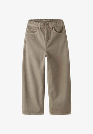 Bēšas krāsas plašas džinsa bikses ar jostas cilpām, priekšpuses pogu un rāvējslēdzēja aizdari, kā arī priekšējām un aizmugurējām kabatām.