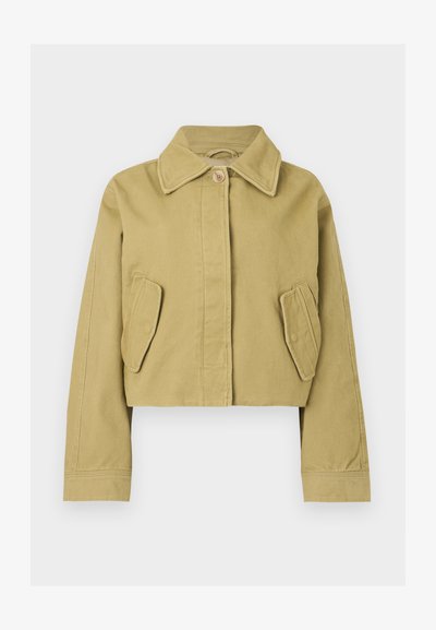 Μπεζ κοντό σακάκι με φαρδιά γιακά, κλείσιμο με κουμπιά μπροστά και δύο μεγάλες τσέπες με καπάκι, σε απλό φόντο.