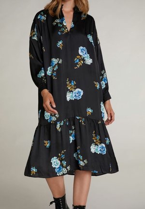 Robe noire à motifs floraux bleus et dorés, avec des manches longues, un décolleté en V et un ourlet en étages. Fabriquée en tissu doux avec une coupe décontractée.