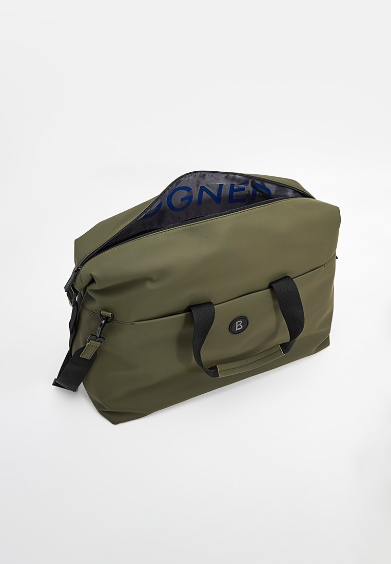 Olivgrüner wasserdichter Beutel mit schwarzen Akzenten, Reißverschlussverschluss, zwei oberen Griffen und Logodetail. Das Innere zeigt eine blaue Innenausstattung mit Logomuster.