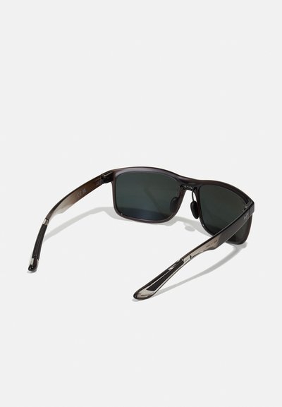 Occhiali da sole con una montatura in plastica marrone scuro, lenti verdi e dettagli in metallo argento sulle aste. Il design presenta una forma elegante.