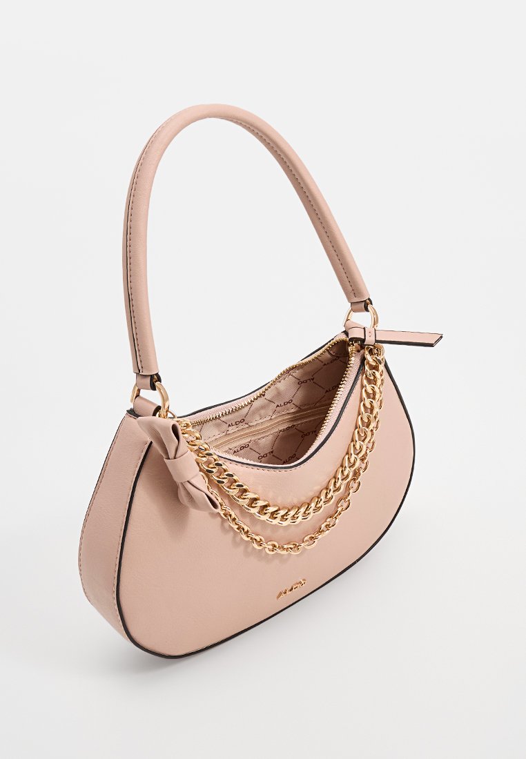 Sac à main en cuir rose à forme arrondie, doté d'une chaîne et d'un détail en nœud sur la poignée, et d'un compartiment intérieur zippé.