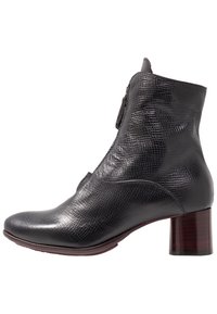 Černá texturovaná kožená kotníková bota se bočním zipem a nízkým blokovým dřevěným podpatkem, zobrazená v pravém profilu na bílém pozadí.