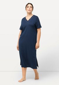 Námořnická modrá noční košile s krátkými rukávy, V-výstřih s krajkovým lemem, boční rozparky pro snadný pohyb, vyrobená z měkké tkaniny.