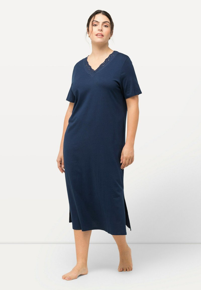 Námořnická modrá noční košile s krátkými rukávy, V-výstřih s krajkovým lemem, boční rozparky pro snadný pohyb, vyrobená z měkké tkaniny.