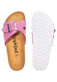 Sandales à glisser en cuir rose avec une boucle, semelle en liège, semelle extérieure en caoutchouc blanc avec un motif ondulé et nom de marque en relief.