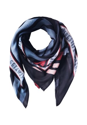 Foulard carré en tons noir, bleu, rouge et rose avec des motifs de texte, plié pour former une boucle lâche avec des extrémités pointues.