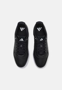 Črne športne superge s gladkim usnjenim zgornjim delom, okroglo konico in zaobljenim belim podplatom. Imajo črne vezalke in logotip na notranjosti.