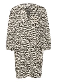 Robe imprimée animalière avec un fond beige et des taches noires irrégulières, décolleté en V et manches trois-quarts.