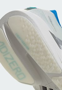 Ελαφρύ παπούτσι για τρέξιμο με διαφανές πλέγμα στο επάνω μέρος σε μπλε και γκρι χρώμα, με λευκή λαστιχένια σόλα με υφή και ανάγλυφο λογότυπο.