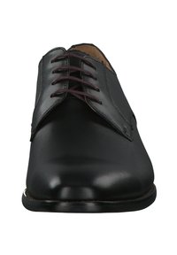 Chaussure habillée en cuir noir avec une finition lisse, dotée de six lacets marron. La chaussure a un bout arrondi et un design épuré et minimaliste.