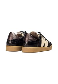 Sneakers in pelle nera testurizzata con una striscia crema a contrasto, dettagli marroni e una suola in gomma beige, dotati di punta arrotondata e design con lacci.