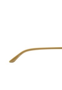 Jasnobrązowa oprawka okularów o gładkim wykończeniu, z zakrzywioną zausznikiem i oznaczeniem CE. Design jest minimalistyczny, o smukłym kształcie.