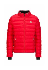 Rode pufferjas met een hoge kraag, een rits aan de voorkant en ritszakken aan de zijkanten. Bevat gestikte secties en zwarte gebreide manchetten.