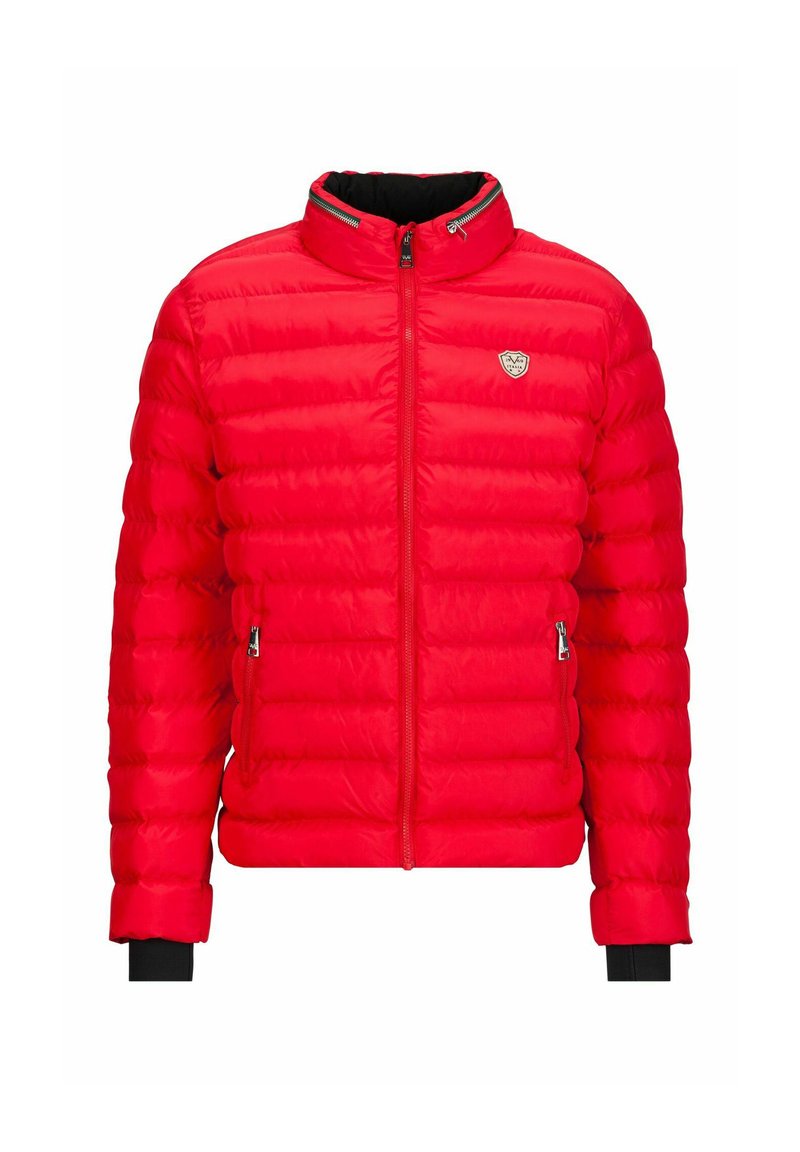 Rode pufferjas met een hoge kraag, een rits aan de voorkant en ritszakken aan de zijkanten. Bevat gestikte secties en zwarte gebreide manchetten.