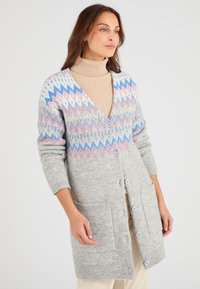 Cardigan grigio lavorato a maglia con scollo a V, motivi geometrici multicolore in blu e rosa, due tasche frontali e chiusura a bottoni.