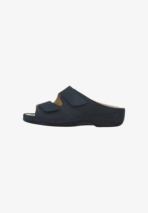 Pantofole blu navy con punta aperta, due cinturini regolabili in velcro e suola bassa nera, viste di profilo su sfondo bianco.